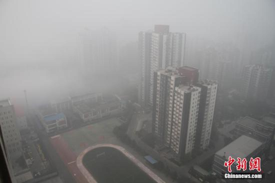 北京气象台10月20日5时20分发布大雾黄色预警：预计至20日09时，北京平原地区有浓雾，能见度小于500米。 中新社发 刘宪国 摄 CNSPHOTO